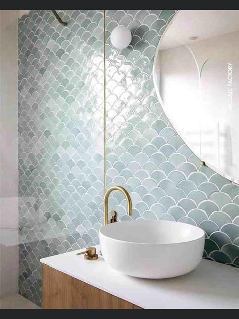 Fish Scale Tile Bathroom, Klein Toilet, Ideas Baños, Fish Scale Tile, Mermaid Bathroom, Mosaic Bathroom, Deco Bathroom, Bad Inspiration, Downstairs Bathroom