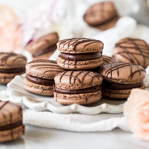 Double Chocolate Macarons, Macaron Chocolate, Chocolate Macaroon, Chocolate Macarons, Chocolate Macaron Recipe, French Macarons Recipe, Chocolate Macaroons, Chocolate Macaron, Macaron Filling