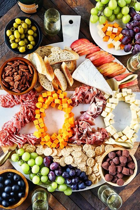 Build an epic New Year's Eve Charcuterie Board to ring in the new year. New Years Eve Snacks, Silvester Snacks, Nye Food, New Years Appetizers, New Year's Eve Appetizers, New Years Eve Food, Charcuterie Board Ideas, Charcuterie Inspiration, New Year's Food