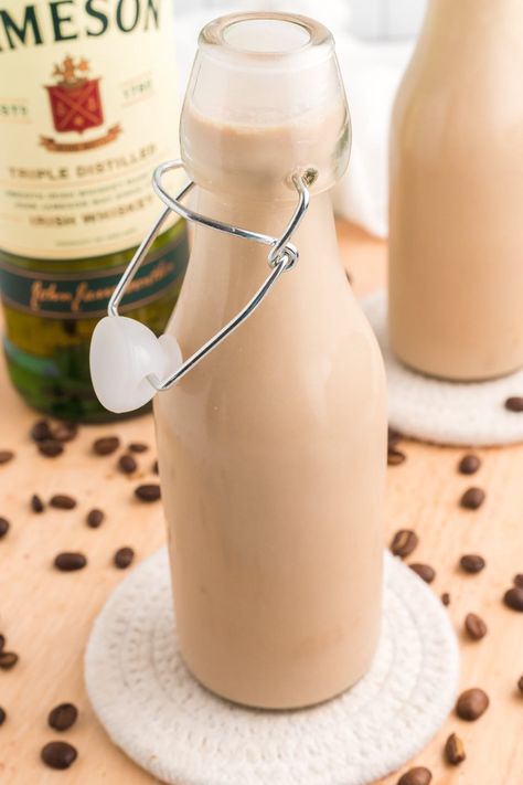 Made with 6 simple ingredients, this Homemade Baileys Irish Cream is perfect for adding to your morning coffee, cocktails, and desserts. An easy copycat recipe! How To Make Irish Cream, Homemade Baileys Irish Cream, Baileys Irish Cream Recipes, Baileys Fudge, Baileys Cocktails, Irish Cream Recipe, Boozy Hot Chocolate, Homemade Baileys, Homemade Irish Cream