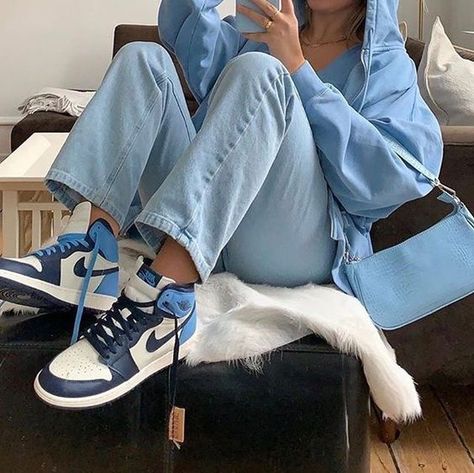 Street Style: Women's Nike Air Jordan 1's Blue Jordans Women, Outfit Jordan Mujer, Outfits Con Jordan Mujer, Blue Jordans Outfit, Nike Jordan Blue, Jordans Blue, Jordan Outfits Womens, Skor Sneakers Nike, Outfits With Jordan 1s