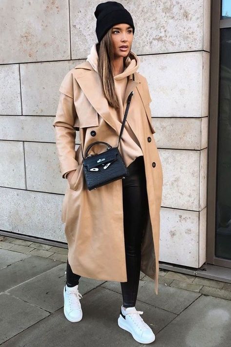 Winter Coat Fashion Outfits, Over Coat Outfit Women, Street Style Outfits Women Casual, London Winter Outfits 2022, Classy Streetwear Women Winter, Winter Normcore Outfits, Casual Winter Outfits For Running Errands, Modern Winter Outfits Women, Comfy Autumn Outfits Casual