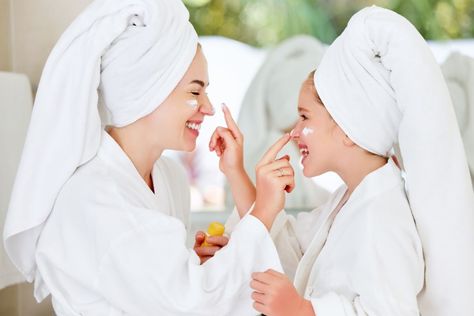 Looking for a mother daughter spa day? We've rounded up the best places to visit in London and the surrounding areas. Mother Daughter Spa Day, Mother Daughter Spa, Spa London, Places To Visit In London, Day In London, Spa Packages, Adventure Travel Explore, Mini Facial, Get Glam