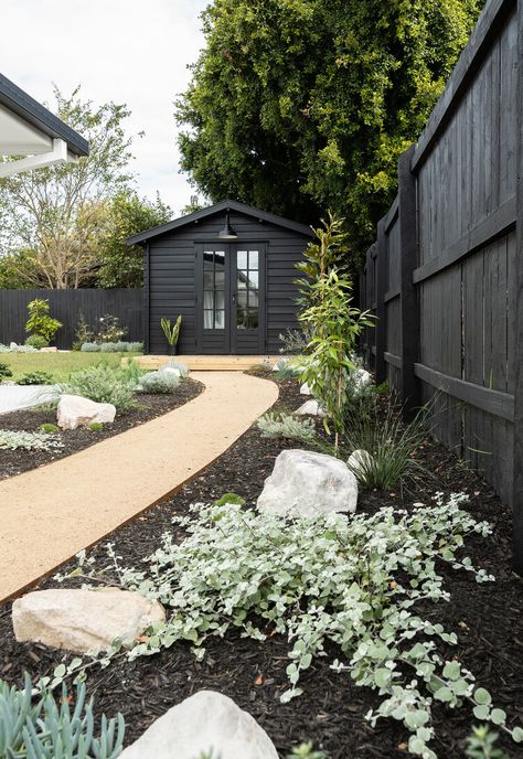 Moderne Have, Black Barn, Backyard Sheds, Have Inspiration, Backyard Inspiration, Backyard Inspo, Home Magazine, Native Garden, Backyard Garden Design