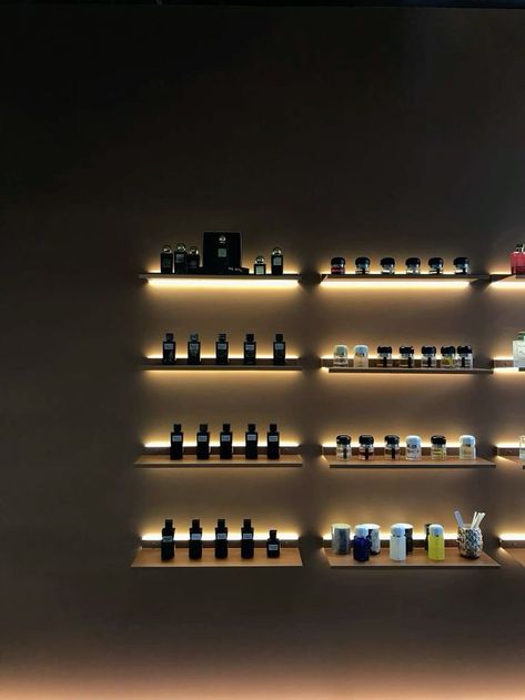 Fragrance Display Home, Parfum Shop Design, Perfume Shop Design Ideas, Parfum Opbergen Ideas, Fragrance Display Ideas, Perfume Wall Display, Perfume Store Design, Perfume Store Interior Design, Perfume Shop Interior Design