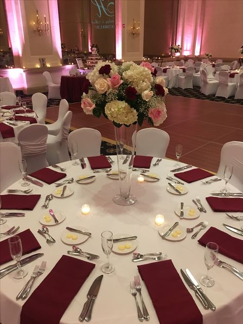 Tablescape Gold Wedding Table Decorations, Burgundy Wedding Centerpieces, Indoor Wedding Receptions, Quince Decorations, Quinceanera Decorations, Maroon Wedding, Wedding Entrance, Wedding Table Decorations, Decorations Wedding