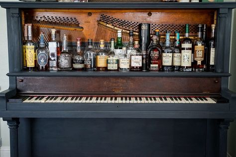 Piano Drinks Cabinet, Piano Redo, Repurposed Pianos, Piano Room Decor, Diy Furniture Makeover Ideas, Antique Piano, Hidden Bar, Piano Art, Sanding Blocks