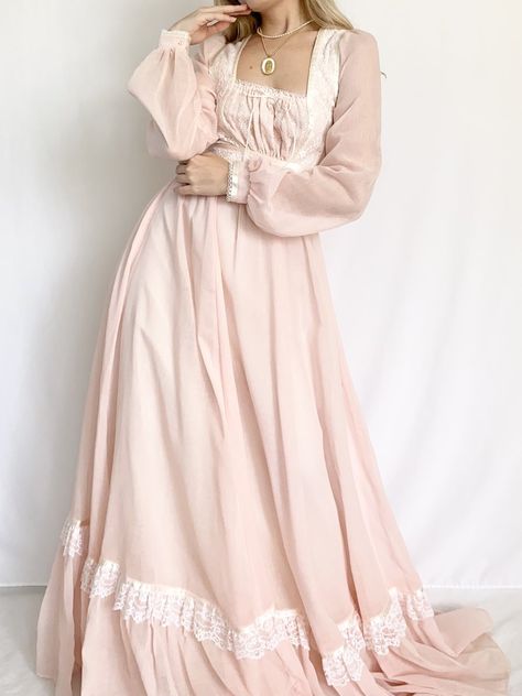 Victorian Everyday Dress, Victorian Peasant Dress, Midevil Dress, 80s Inspired Outfits, Cottagecore Dresses, Farm Dress, Cottagecore Fashion, Princess Dresses, Fantasy Dress