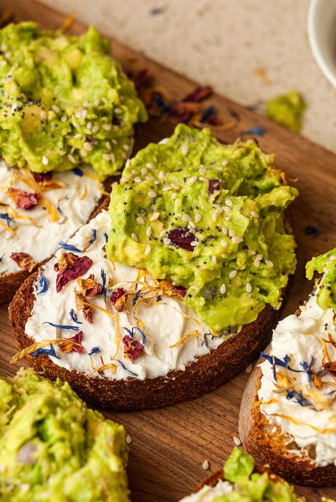 These pretty avocado toasts with whipped goat cheese also include real, edible flowers that are easier to find than you may think! They take just 20 minutes to whip up, 10 minutes to assemble, and they make gorgeous additions to any brunch party! Whipped Goat Cheese, Brunch Inspiration, Goat Cheese Recipes, Rustic Bread, Spring Brunch, Cheese Toast, Fennel Salad, Mashed Avocado, Whipped Cream Cheese