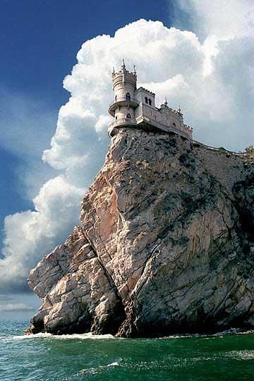 Castle by the sea Sea Castle, Konst Designs, Castle Aesthetic, Famous Castles, Real Estat, Castle In The Sky, Chateau France, Voyage Europe, Beautiful Castles