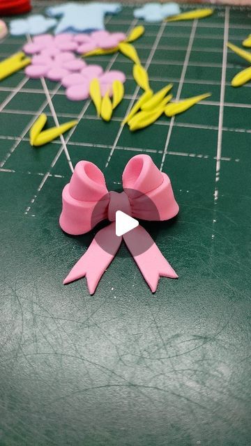 Ribbon Fondant Tutorial, Things To Make With Fondant, Fondant Bows How To Make, Fondant Bow Tutorial Step By Step, How To Make A Fondant Bow, Pink Bow Baby Shower Cake, How To Make Fondant, Bow Cake Design, Easy Fondant Decorations