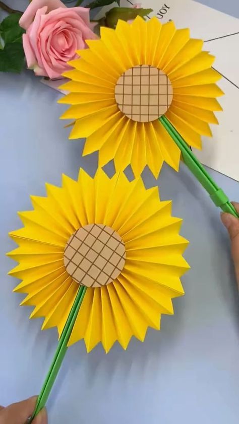 Sunflower Crafts, Paper Sunflowers, Paper Flower Art, Hand Crafts For Kids, Handmade Paper Crafts, Paper Flowers Craft, Diy Crafts Paper Flowers, Diy Crafts For Kids Easy, Classroom Crafts