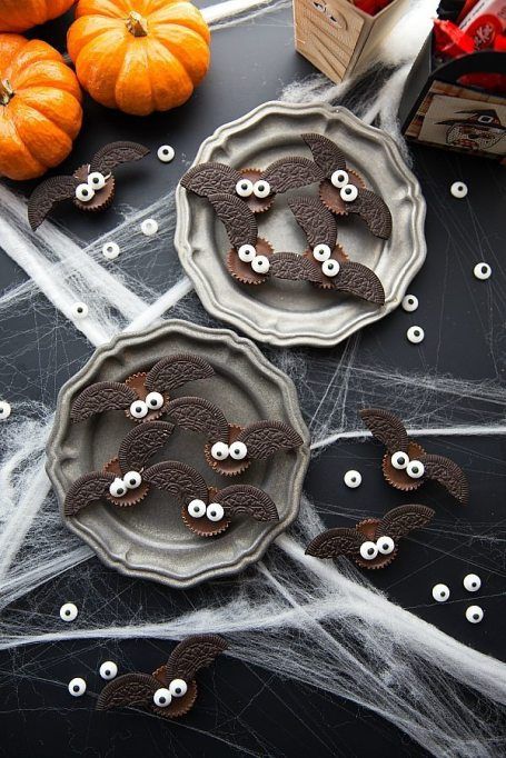 15 No-Bake Halloween Treats so Easy to Make It's Scary: cookie bats Adult Halloween Party Decorations, Biscuits Halloween, Spooky Halloween Desserts, Halloween Treats To Make, Kids Halloween Food, Diy Halloween Treats, Halloween Camping, Halloween Food Desserts, Halloween Treats For Kids