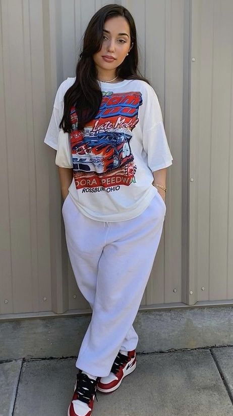 Sweatpants And Graphic Tee Outfit, Comfy Trendy Outfits, Looks Party, Swag Outfits For Girls, Lazy Day Outfits, Tomboy Style Outfits, Girls T Shirt, Streetwear Fashion Women, Looks Chic