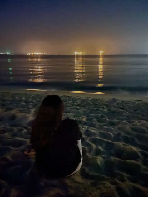 Night At Beach Photos, Cute Night Time Pictures, Beach At Night Pictures, Nightime Beach Pics, Nights Like This, Nighttime Beach Pictures, Late Night Beach Pictures, Beach Dark Aesthetic, Beach House Night