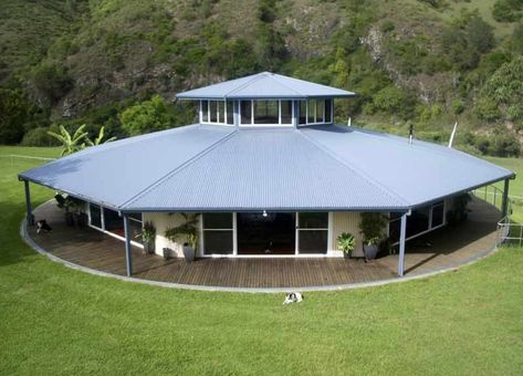 10 Crazy houses from Around the World | PJ Fitzpatrick Hexagon House, Round House Plans, Octagon House, Sell House Fast, Crazy Houses, Australia House, Desain Lanskap, Unusual Homes, Solar House