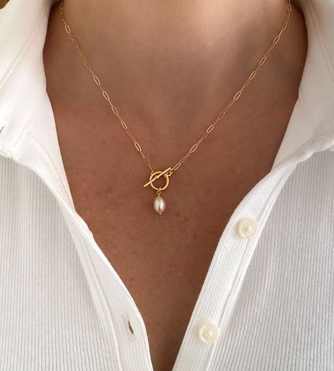 Tarnished Jewelry, Toggle Necklace, Necklace Pearl, Jewelry Lookbook, Jewelry Inspo, Gold Filled Jewelry, Dainty Necklace, Natural Pearls, Gold Plated Jewelry