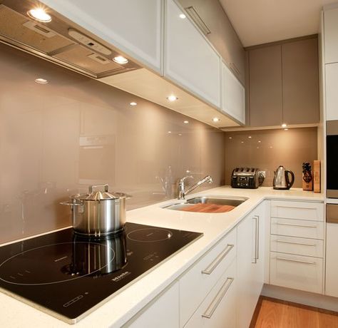 Brown Glass Backsplash Kitchen, Cream Kitchen Splashback Ideas, Cream Splashback Kitchen, Kitchen Wall Glass Panel, Kitchen Design In Brown Colour, Beige Splashback Kitchen, White Kitchen Cabinets Beige Backsplash, Beige Tile Splashback Kitchen, Kitchen Interior Beige Colour