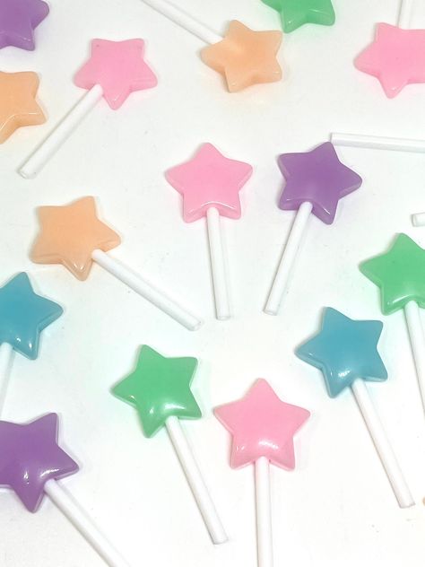 ♥ Sweet star pastel lollipops. These cute lollipops are dollhouse sized ♥ Made of resin ♥ Dimensions: 45mm long X 20mm Pastel Lovecore, Mabel Juice, Pastel Lollipop, Pastel Kidcore, Candy Drawing, Star Core, Kawaii Sweets, Fake Candy, Adorable Homes Game