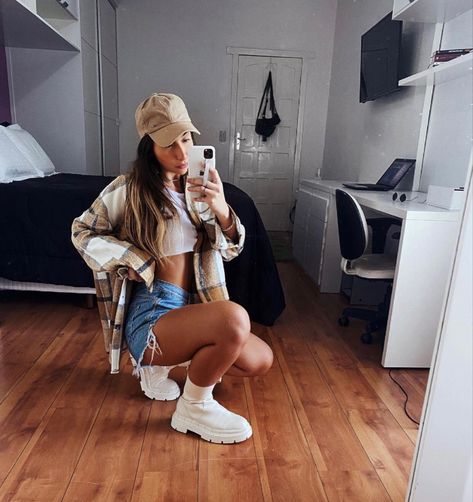 Beige Combat Boots Outfit Summer, Outfits Con Botas Combat, Botas Beige Outfit, Beige Combat Boots Outfit, Combat Boots Outfit Summer, White Combat Boots Outfit, Outfit Botines, Summer Boots Outfit, Combat Boot Outfits