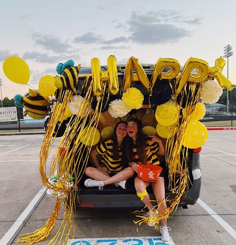 Bumble Bee Trunk Or Treat, Bee Hive Trunk Or Treat Ideas, Bee Trunk Or Treat Ideas, Bee Themed Trunk Or Treat, Bug Trunk Or Treat, Bee Attitudes Trunk Or Treat, Bee Trunk Or Treat, Trunker Treat Ideas, Trunk Or Treat Ideas