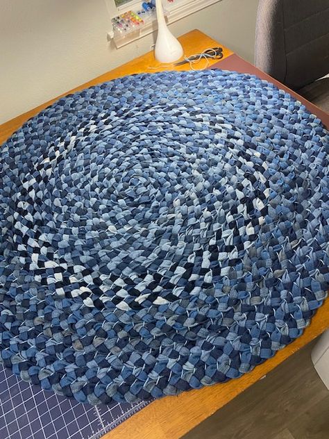 Rugs From Old Clothes, Denim Bathroom, Recycled Crochet, Denim Rag Rugs, Comfy Rugs, Plaid Crochet, Crochet Rag Rug, Denim Rug, Round Crochet