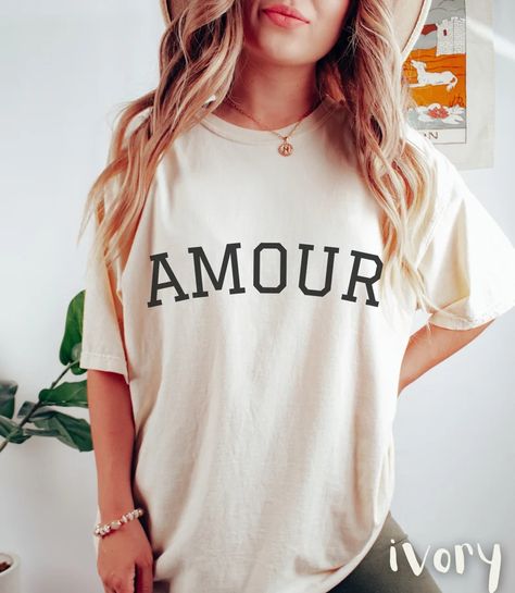 Amour Shirt Love Shirt French T-shirt Comfort Colors Shirt - Etsy Custom Team Shirts, Fur Mama Shirt, Softball Mom Shirts, Auntie Shirts, Gift For Aunt, Aunt Shirts, Positive Shirt, Trendy Mom, Pregnancy Announcement Shirt