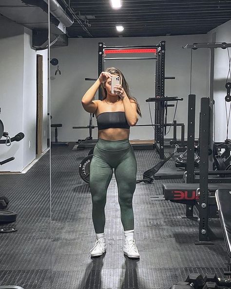 Jessica Bickling | FITNESS on Instagram: Is that some quad definition I finally see I hope everyone has a Happy New Year Jessica Bickling Fitness, Jessica Bickling, I Hope, Quad, Happy New, Happy New Year