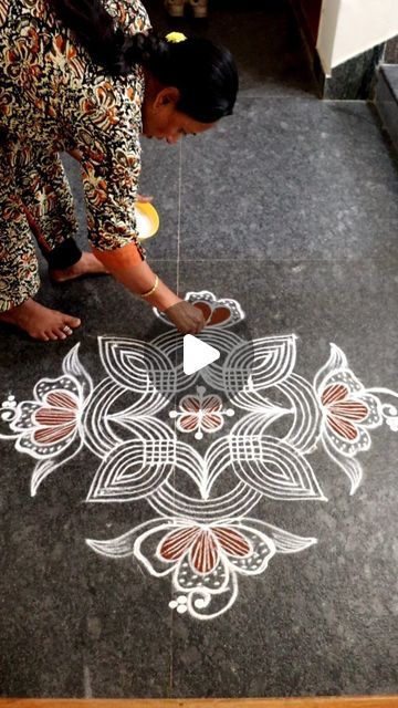 New Year Muggulu, Traditional Rangoli, Easy Rangoli Designs Diwali, Festival Rangoli, Padi Kolam, Muggulu Design, Sari Blouse Designs, Rangoli Designs Diwali, Rangoli Kolam