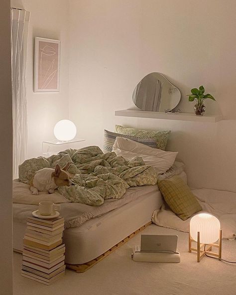 Bed On The Floor Ideas, Beds On Floor Ideas, Bed On The Floor, Contemporary Home Interior, Warm Bedroom, Floor Lamp Bedroom, Mattress On Floor, Mattress Bedroom, Chic Living