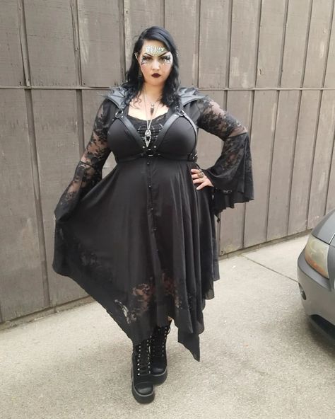 Plus Size Harness Outfit, Fat Goth Girl, Pretty Plus Size Women, Modest Goth, Fat Goth, Plus Size Harness, Haunted Museum, Goth Plus Size, 2020 Clothes