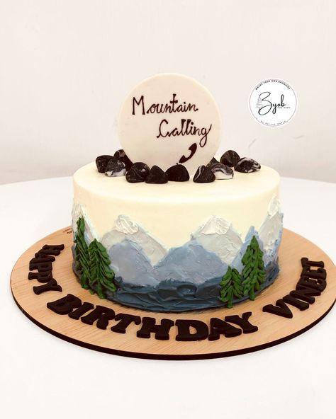 for that one friend who loves mountains⛰️🎂 [byob, mountains lover, mussorrie, shimla, cakes for travellers, mountain calling, trending cakes, cakes for him, customised cakes ] Birthday Cake Mountain Theme, Mountain Cake Ideas, Hiking Cake, Trending Cakes, Mountain Cake, Customised Cakes, Birthday Cake For Mom, Bento Cakes, Cake For Husband