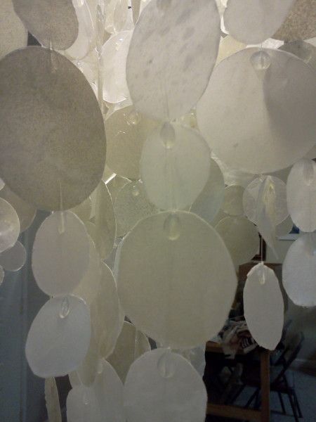 032512190351 Shell Chandelier Diy, Diy Capiz Shell, Paper Shells, Capiz Shell Chandelier, Fish Mobile, Paper Chandelier, Shell Diy, Shell Chandelier, Shells Diy