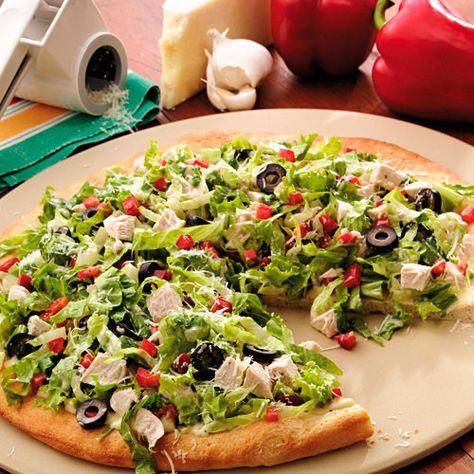 Chicken Caesar Salad Pizza - The Pampered Chef® Chicken Cesar, Caesar Salad Pizza, Chicken Caesar Salad Recipe, Salad Pizza, Crispy Pizza Crust, Pizza Salad, Caesar Salad Recipe, Pampered Chef Recipes, The Pampered Chef