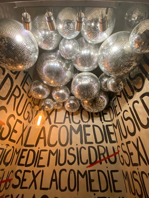 Party toilets Disco Powder Room, Disco Toilet Design, Club Toilet Design, Italian Disco Aesthetic, Disco Toilet, Party Bathroom Aesthetic, Nightclub Bathroom, Disco Bathroom, Italian Restaurant Interior