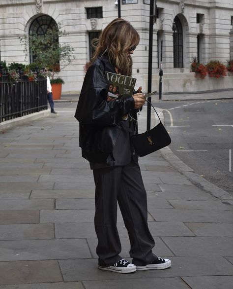 Oversized Black Outfit, Biker Jacket Outfit Women, Biker Style Women, Biker Jacket Outfit, Black Leather Jacket Outfit, Grunge Looks, Oversize Outfit, Converse Outfits, Jacket Outfit Women