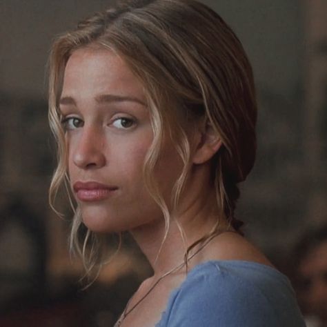 coyote ugly • piper perabo Piper Perabo 90s, Coyote Ugly Aesthetic, Violet Sanford, 2000s Romcom, Movie 2000s, Ugly Hair, Piper Perabo, Portraits Female, Chestnut Springs