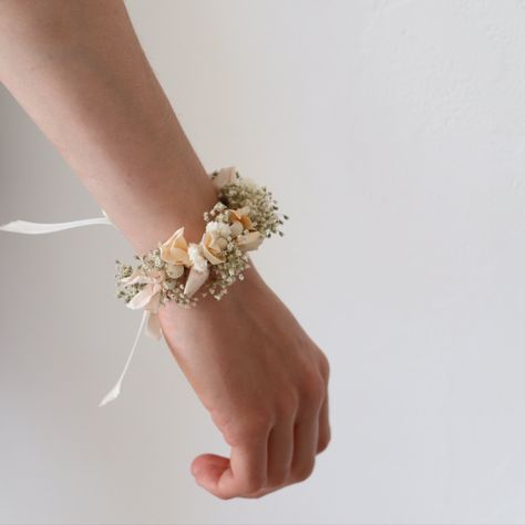 #mariage #fleurssechees #creationunique #bracelet #fleursstabilisées #chipiechoccreation Wedding Flower Bracelet, Bridesmaid Flower Bracelet, Wedding Bracelet Flower, Flower Bracelet Diy, Flower Bracelet Wedding, Simple Wedding Bouquets, Bridesmaid Corsage, Bride Bracelet, Flower Girl Bouquet