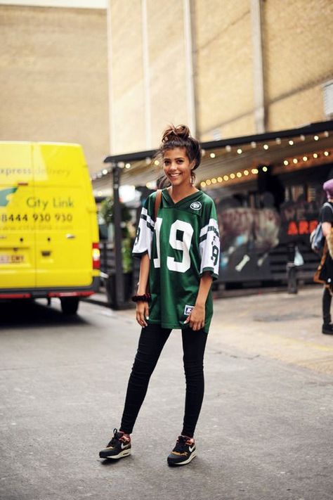 Leather Leggings Casual, Basketball Jersey Outfit, Outfits Con Camisa, Outfit Sport, Football Jersey Outfit, Nike Sneakers Outfit, Oversized Jersey, Jersey Fashion, Outfit Oversize