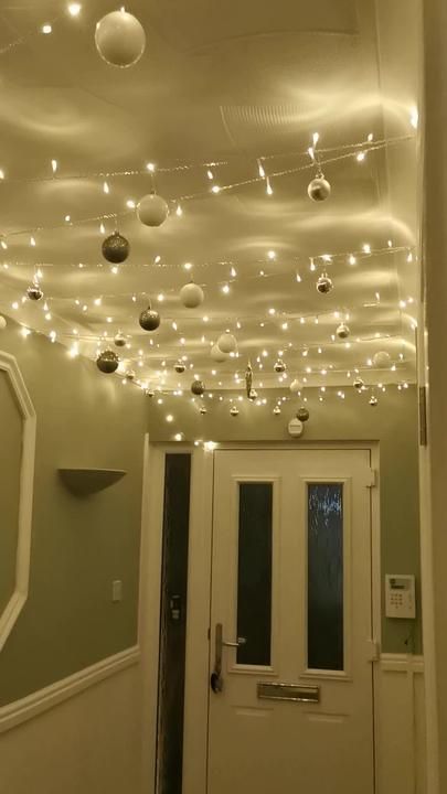 Christmas Lights Inside, Christmas Ceiling Decorations, Ideas Decoracion Navidad, Star Gaze, Christmas Stairs, Hanging Christmas Lights, Christmas Fairy Lights, Outdoor Christmas Tree, Xmas Lights