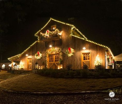 Barn Wedding Centerpieces, Fall Barn Wedding, Barn Pictures, Rustic Farm Wedding, Barn Wedding Decorations, Christmas Horses, Christmas Farm, Barn Decor, Wedding Barn