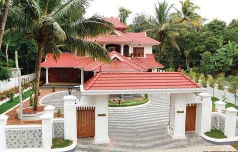 Grand entry and center island Kerala Traditional House, Indian House Exterior Design, Grand Entry, Indian House, House Outer Design, Indian Home Design, Kerala House Design, House Arch Design, House Gate Design