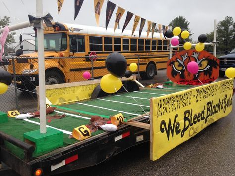 Parade Football Float Ideas, Construction Float For Parade, Cheerleading Homecoming Float, Football Parade Float Ideas Diy, Football Team Parade Float, High School Float Ideas, Football Homecoming Parade Float Ideas, Homecoming Floats Ideas, Football Float Ideas