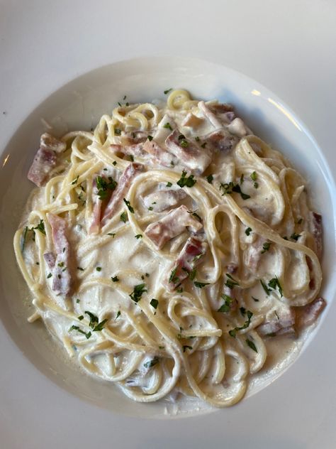 #carbonara #pasta #food Pasta Pictures Aesthetic, Spaghetti Carbonara Aesthetic, Pasta Carbonara Aesthetic, Carbonara Aesthetic, Creamy Carbonara Recipe, Paste Carbonara, Creamy Carbonara Pasta, Fettucini Carbonara, Carbonara Creamy