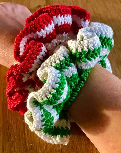 Howling at the Moon: Christmas Scrunchies (free pattern) Christmas Scrunchies Crochet, Crochet Christmas Scrunchies, Scrunchies Crochet Free Pattern, Crochet Christmas Hair Accessories, Crochet Hairband Pattern, Crochet Scrunchy, Crochet Hair Bands, Crocheted Scrunchies, Scrunchies Pattern