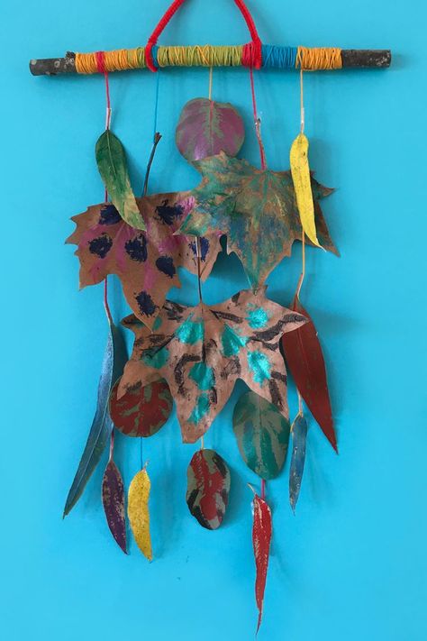 Pretty painted leaf mobile. Fun kids crafts ideas from the MINI MAD THINGS kids crafts blog. Leaf Mobile, Nature Mobile, Pine Cone Crafts For Kids, Pinecone Crafts Kids, Mobile Craft, Cone Crafts, Fall Art Projects, Pretty Artwork, Flower Collage