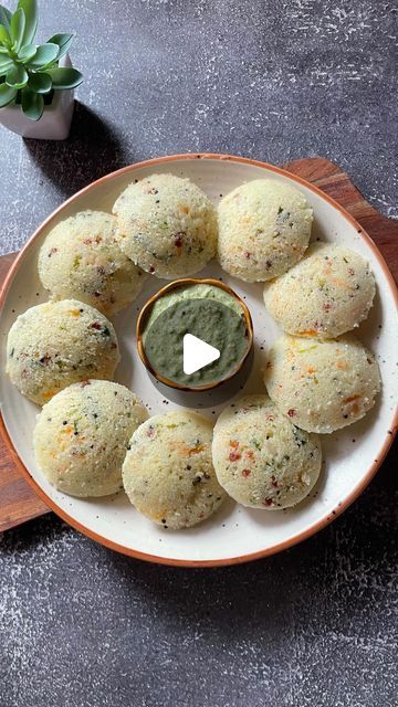 Purna  /Recipe Creator on Instagram: "Fluffy veg suji idli 😍  Save the video and try it later. Share it with your friends and family   Ingredients- 1 cup suji 1/2 cup curd 1/2 cup water 2 tbsp chopped onion 2 tbsp chopped carrot  2 tbsp chopped coriander leaves  1/2 tsp eno fruit salt Salt to taste  For tadka - 1 tbsp oil 1 tsp mustard seeds  1 tsp chana dal 1 tsp urad dal 4-5 chopped cashews  7-8 curry leaves   Enjoy these oldies with sambhar or your favourite chutney   #purna_recipes #instareels #reelitfeelit #idli #sujiidli #ravaidli #easyrecipes" Suji Idli Recipe Video, Suji Recipes Indian, Suji Idli Recipe, Veg Breakfast Recipes Indian, Idli Recipes, Suji Recipe, Veg Breakfast Recipes, Mix Veg Recipe, Sambhar Recipe