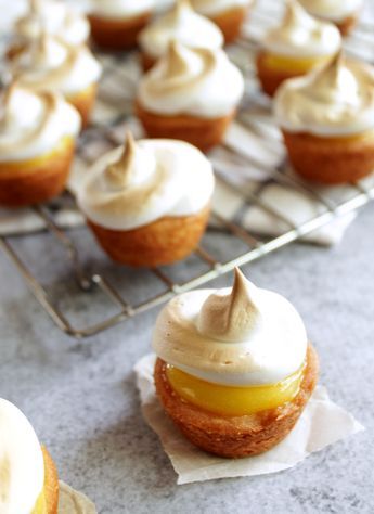 Everything's better when bite-sized. Like these two-bite lemon meringue pies! Mini Lemon Meringue Pies, Meringue Pies, Lemon Meringue Tart, Slow Cooker Desserts, Lemon Meringue Pie, Oreo Dessert, Mini Pies, Meringue Pie, Think Food