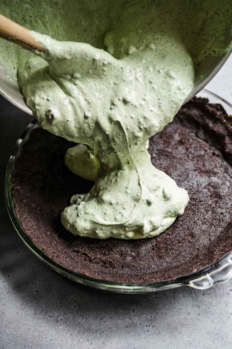 Oreo Pie Crust Recipe Desserts, Grasshopper Dessert Recipes, Green Dessert Ideas, Andes Mint Pie Recipe, Oreo Crust Pie, Mint Oreo Dessert, Chocolate Mint Pie, Mint Chocolate Chip Pie, Minty Desserts