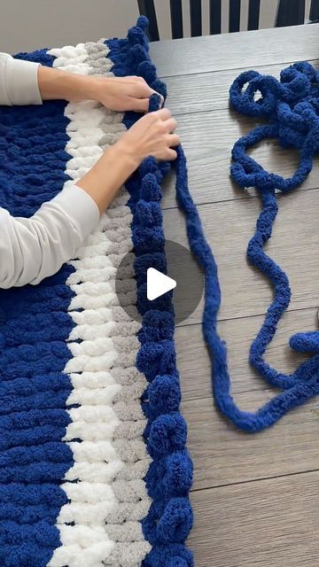 Arm Knitting Blanket Diy, Big Yarn Blanket, Taylor Swift Cruel Summer, Finger Knitting Blankets, Chunky Yarn Crochet Pattern, Chunky Blanket Diy, Chunky Blanket Pattern, Chunky Knit Blanket Pattern, Chunky Yarn Blanket